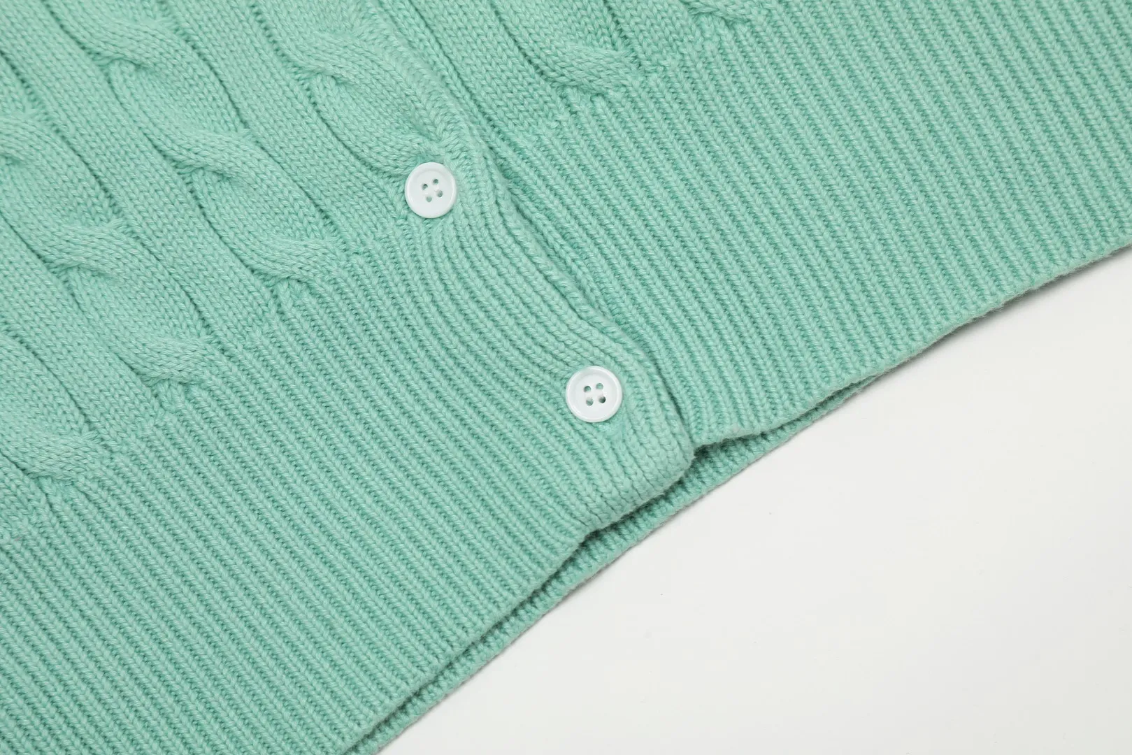 🅿️176 "Top quality" Style number: DS021# (not off the shelves all year round) [Ralph Lauren round neck cardigan solid color pony embroidered logo knitted short sleeves] ✅Ralph Lauren classic basic versatile all-season cardigan knitted short sleeves ✅Main supplier platform live broadcast Wholesale entities Replenish when out of stock Not off the shelves ✅ZP quality 1:1 version Scan the code to enter the GF website Counter quality ✅Details and quality are the only one in Guangzhou. Imported quality cotton yarn, focusing on high-end, cost-effective. Needless to say good quality. ✅The version is restored to the original order. The maximum size can be worn up to 160 pounds. Loose, comfortable and stress-free.